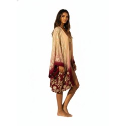 Elegant kimono-style jacket, long flowing sleeves, chic cut, viewed from a three-quarter side angle on a clean white background.